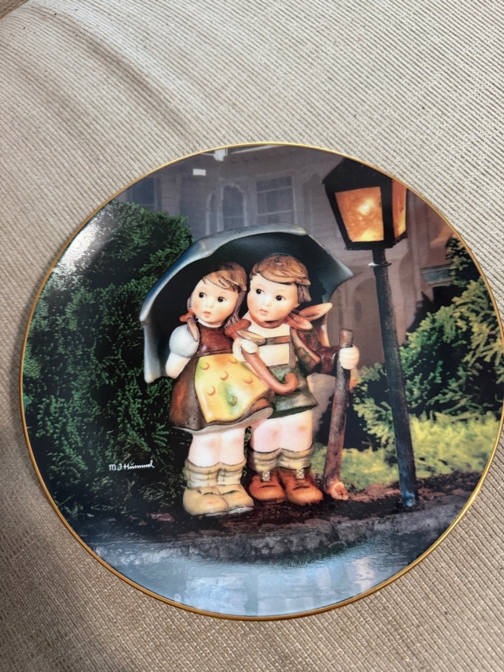 VINTAGE MJ HUMMEL LITTLE COMPANIONS COLLECTOR'S PLATE - STORMY WEATHER